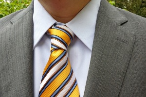 Желтый галстук красиво сочетается с пиджаком