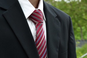 красный галстук в полоску