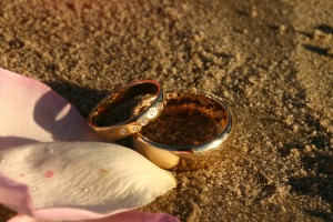обручальные кольца на песке