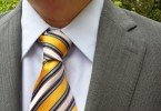 желтый галстук в полоску сочетается с костюмом