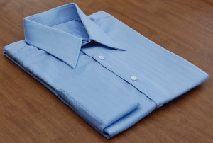 Сложенная синяя рубашка