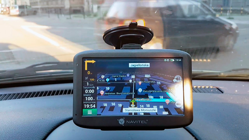 Портативный GPS-навигатор Navitel MS400